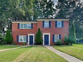 424 Charleston Ln in Lawrenceville, GA - Building Photo