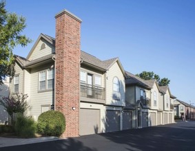 Crown Woods & Village at Crown Woods in Tulsa, OK - Foto de edificio - Building Photo