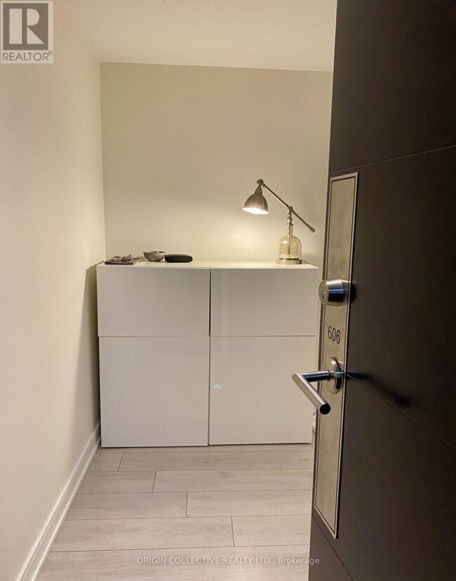 525 Adelaide St W in Toronto, ON - Building Photo - Building Photo