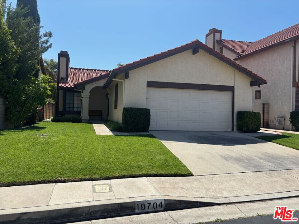 19704 Crystal Hills Dr in Los Angeles, CA - Building Photo