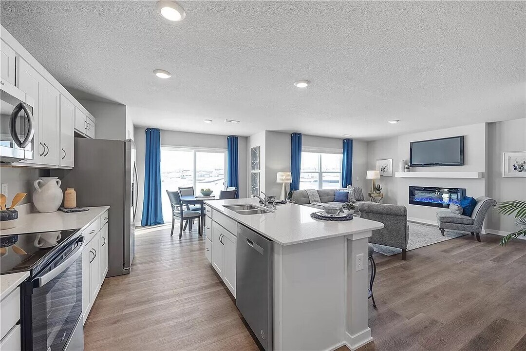 322 Juniper Dr in Waukee, IA - Building Photo