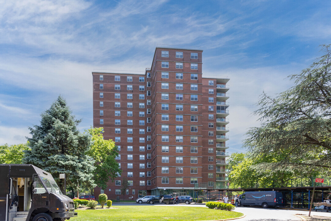 Rochdale Village 16 in Jamaica, NY - Building Photo