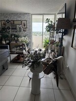 5050 NW 7th St in Miami, FL - Building Photo