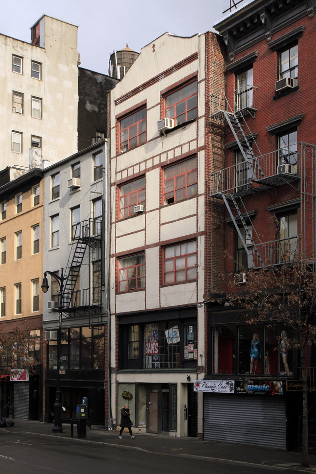 31 W 8th St in New York, NY - Building Photo - Building Photo