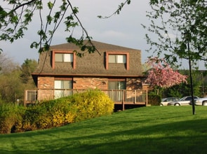 Creekbend & Chase Townhomes in Delaware, OH - Building Photo - Building Photo