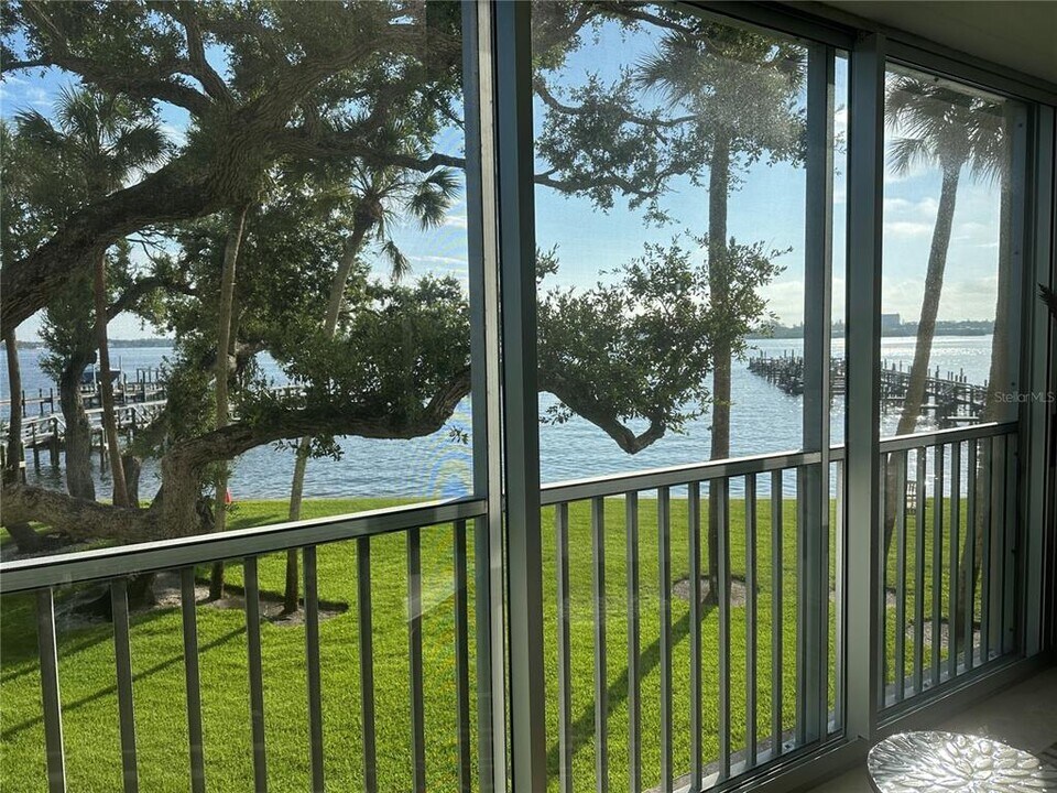 8635 Midnight Pass Rd in Sarasota, FL - Foto de edificio
