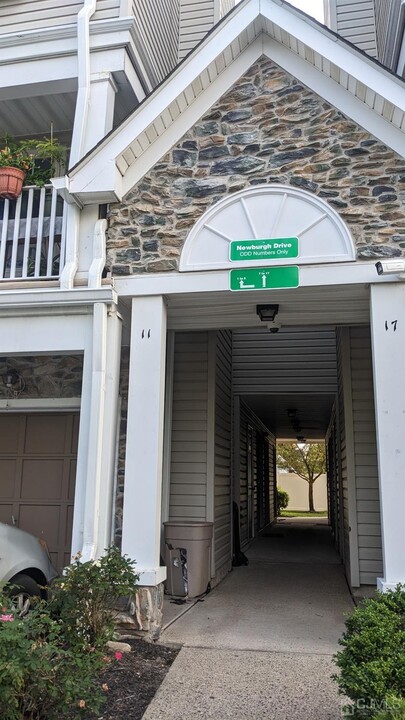 7 Newburgh Dr in Edison, NJ - Building Photo