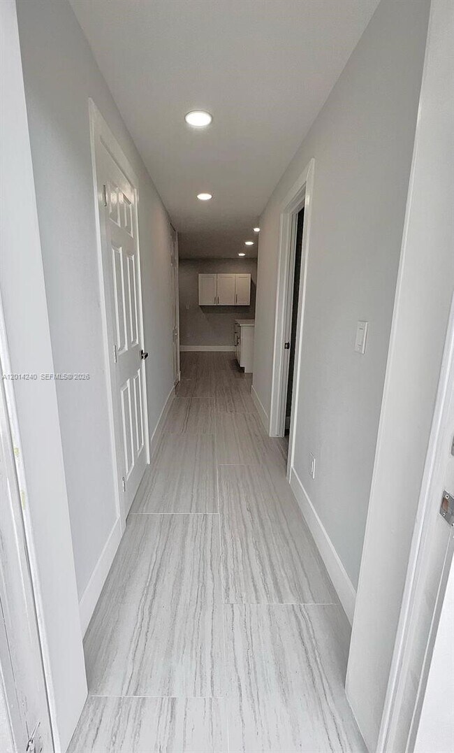2000 SW 96th Ave in Miramar, FL - Building Photo - Building Photo