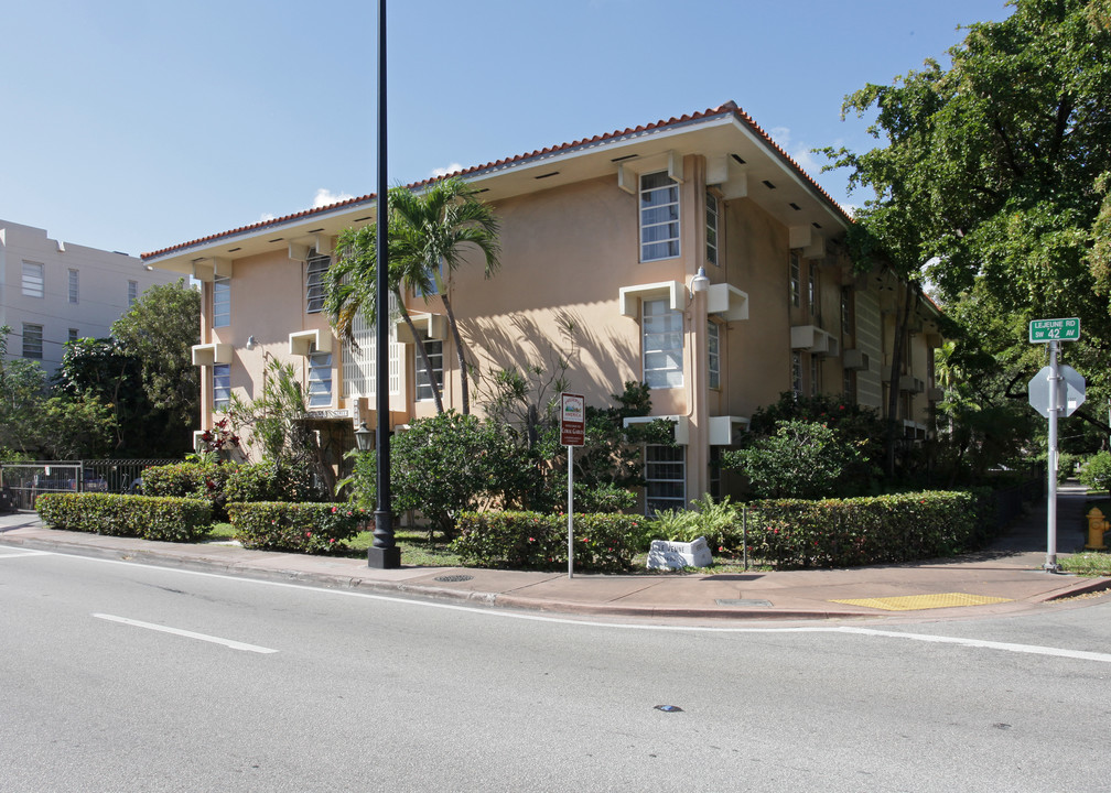 Apartment Aymee in Miami, FL - Building Photo