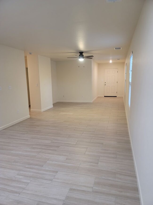 4217 W Rialto Ct in Visalia, CA - Foto de edificio - Building Photo