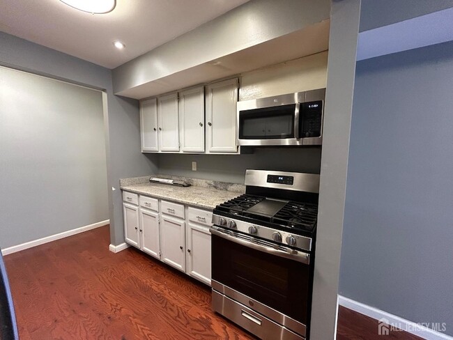 219 Sierra Ct in Woodbridge, NJ - Building Photo - Building Photo
