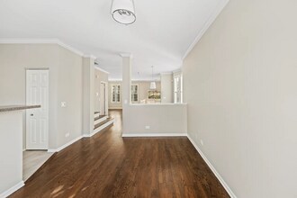 2106 Rugen Rd in Glenview, IL - Foto de edificio - Building Photo