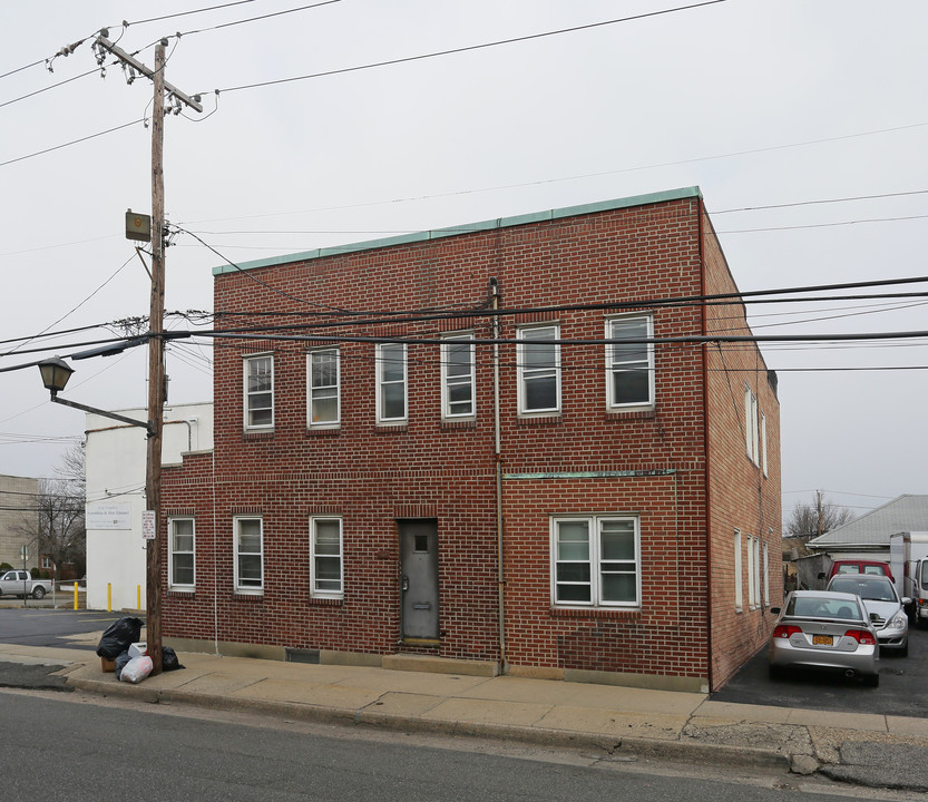 132 Jackson Ave in Mineola, NY - Building Photo