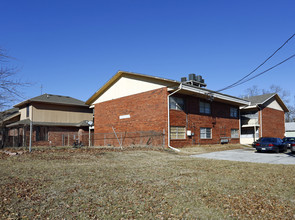 1855 E Cherry St in Springfield, MO - Foto de edificio - Building Photo