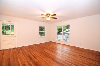 433 Princess Ann Dr in Hendersonville, NC - Building Photo - Building Photo