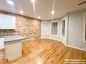 2452 N Southport Ave, Unit 2450 in Chicago, IL - Foto de edificio - Building Photo