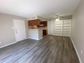 12905 Woodforest Blvd-Unit -12905 Woodforest Boulevard unit 607 in Houston, TX - Building Photo - Building Photo