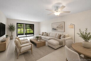 7290 Kinghurst Dr in Delray Beach, FL - Building Photo
