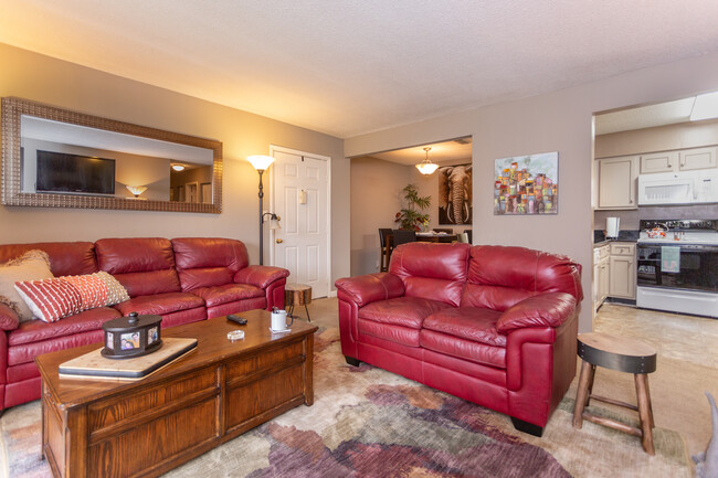 Court Woods Apartments in Tuscaloosa, AL - Building Photo - Interior Photo