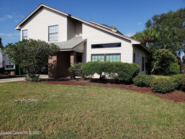 2575 Palm Lake Dr in Merritt Island, FL - Building Photo - Building Photo