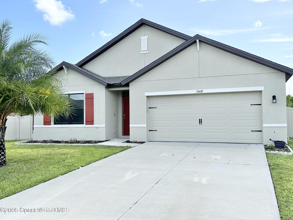 3508 Loggerhead Ln in Mims, FL - Building Photo