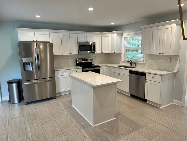 4225 Abbeydale Dr in Charlotte, NC - Building Photo - Building Photo