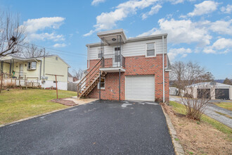 38 Lancaster Ave, Unit B in Enola, PA - Foto de edificio - Building Photo