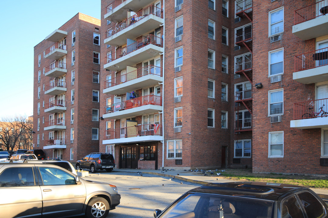 13-34 Caffrey Ave in Far Rockaway, NY - Foto de edificio