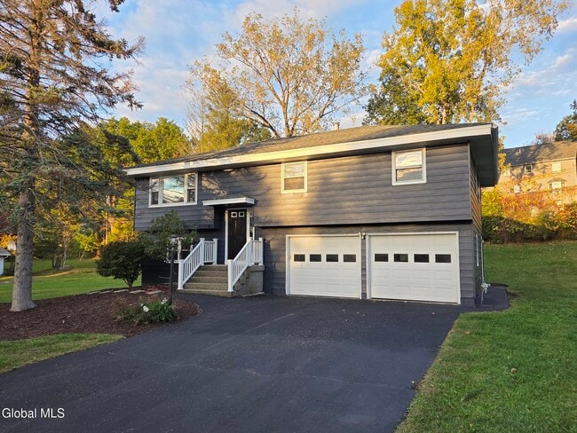 3 Mohawk View Rd in Latham, NY - Building Photo - Building Photo