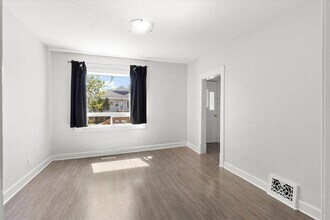 1565 Ross Ave in Winnipeg, MB - Building Photo - Building Photo