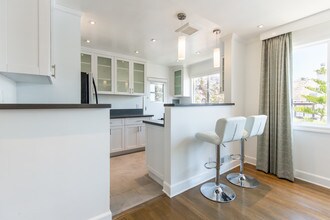 130 San Vicente Blvd in Santa Monica, CA - Building Photo - Building Photo
