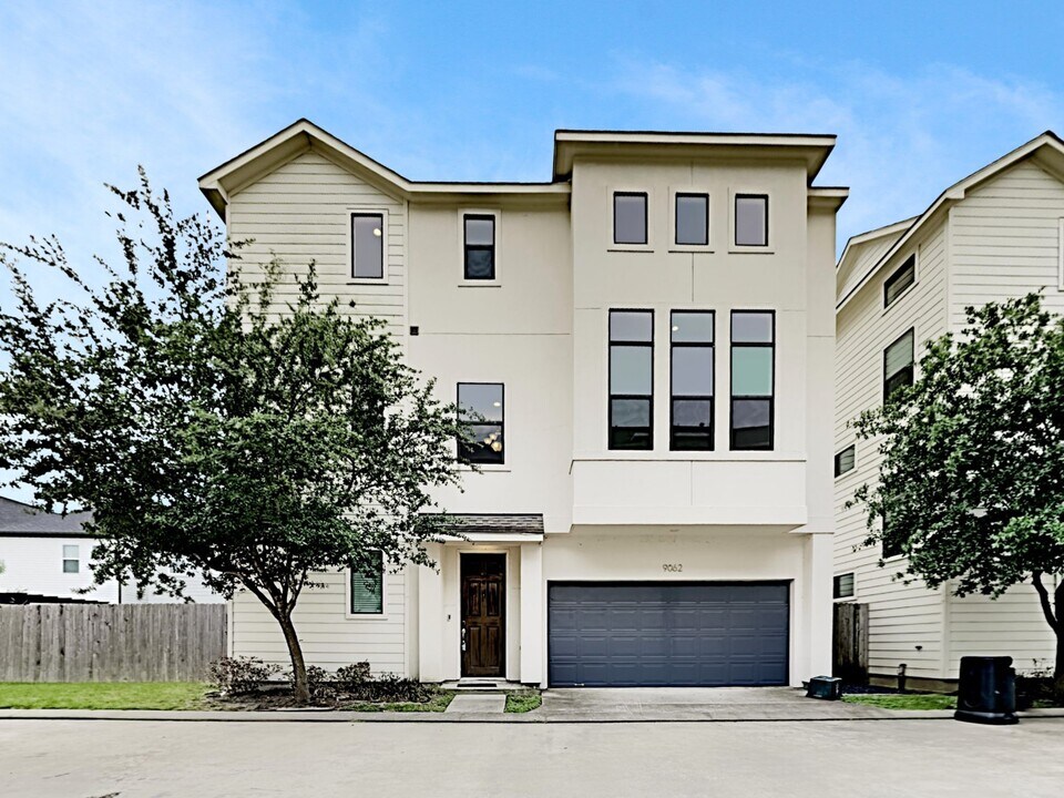 9062 Laverne Cres in Houston, TX - Building Photo