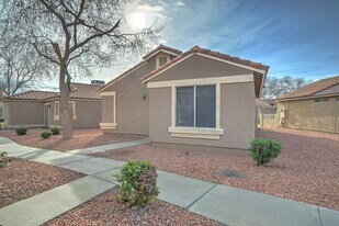 7040 W Olive Ave in Peoria, AZ - Building Photo