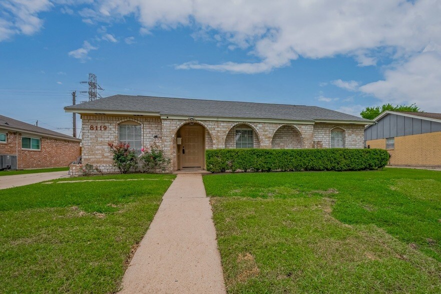 8119 La Roche Ln in Houston, TX - Building Photo