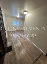 724 N Cochran Ave in Charlotte, MI - Foto de edificio - Building Photo