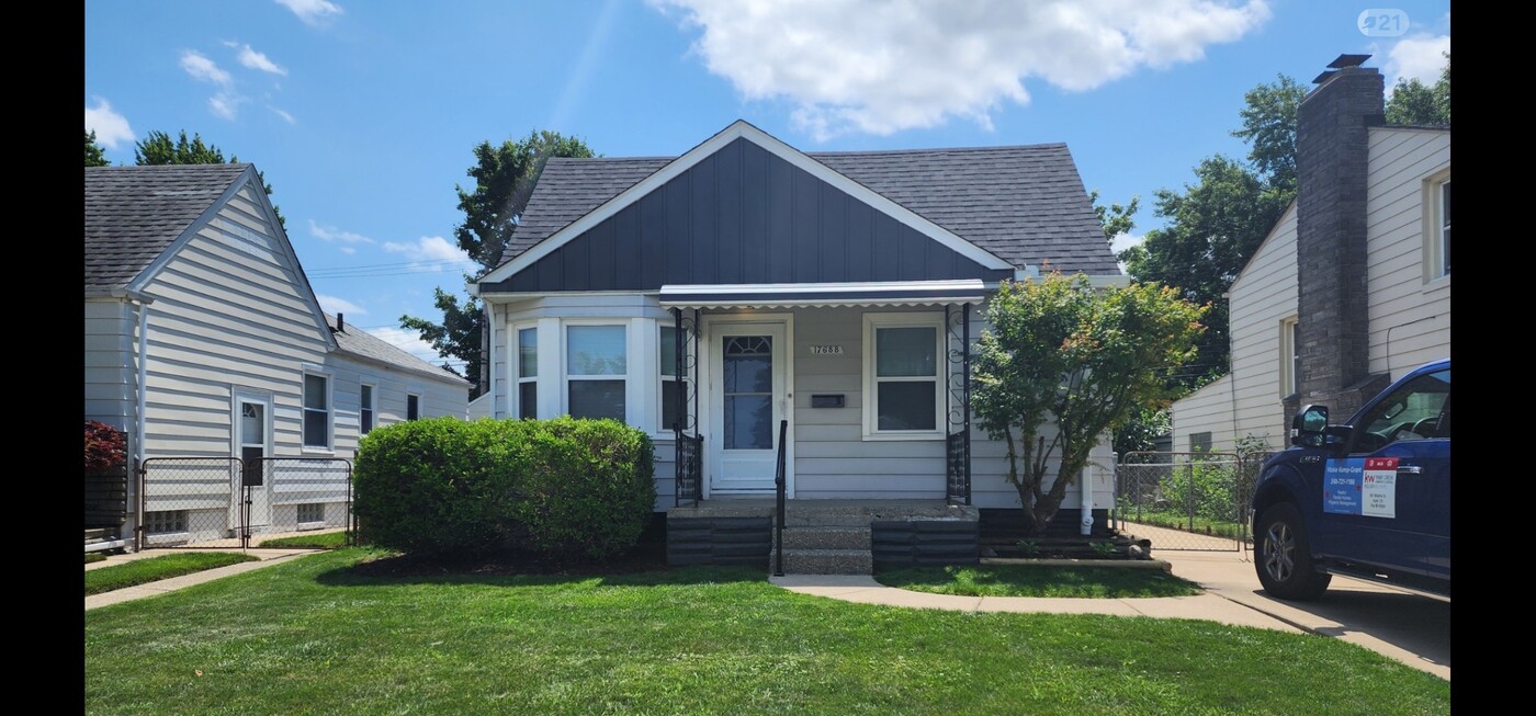 17688 Toepfer Dr in Eastpointe, MI - Building Photo
