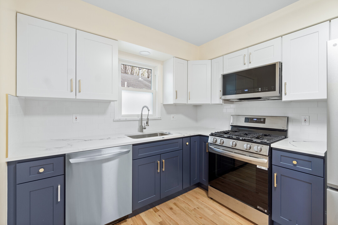 396 Kaplan Ave, Unit Floor 2 in Hackensack, NJ - Building Photo