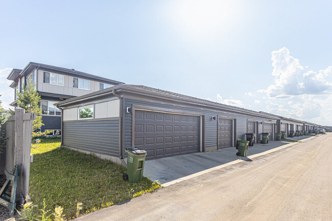 1424 Keswick Dr SW in Edmonton, AB - Building Photo - Building Photo