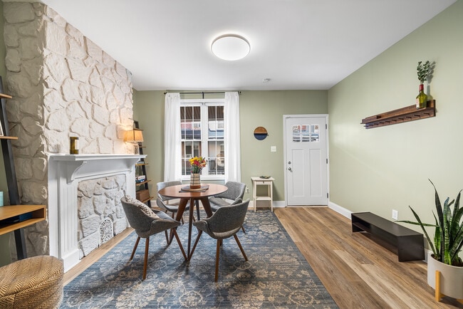 property at 1542 N Hollywood St