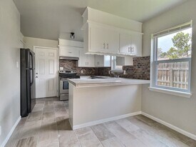 6116 S Madison Plz, Unit B in Tulsa, OK - Building Photo