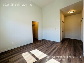 1935 SE 11th Ave in Portland, OR - Building Photo - Building Photo