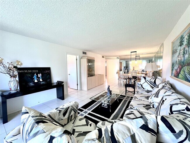 671 S Hollybrook Dr in Pembroke Pines, FL - Building Photo - Building Photo
