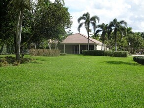 1007 Nandina Dr in Weston, FL - Building Photo - Building Photo