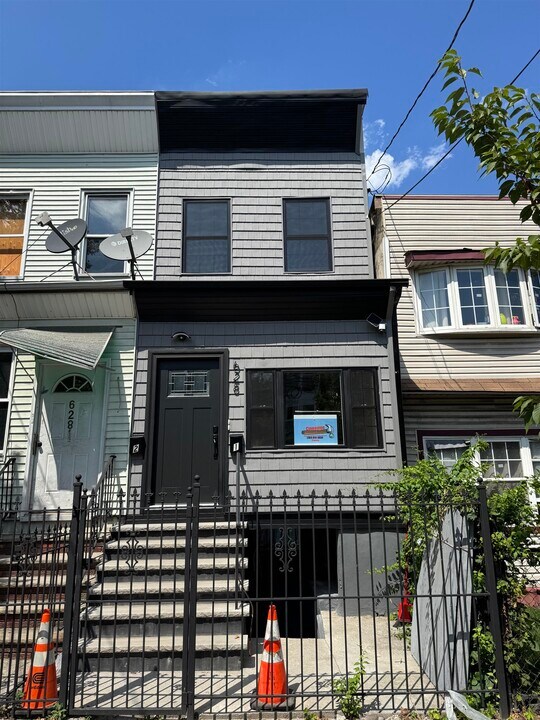 628 Bramhall Ave in Jersey City, NJ - Building Photo