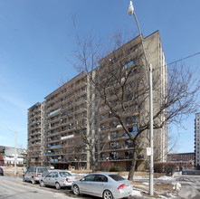 Seabreezes Apartment in Toronto, ON - Building Photo - Building Photo