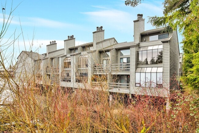 4 Lake Bellevue Dr in Bellevue, WA - Building Photo - Building Photo