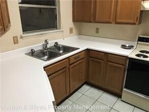 2450 Wickersham Ln in Austin, TX - Building Photo - Building Photo