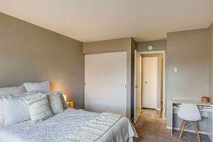 2323 Shoreland Ave in Toledo, OH - Building Photo