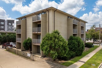 Bailey Student Apartments Available 2025! in Urbana, IL - Foto de edificio - Building Photo