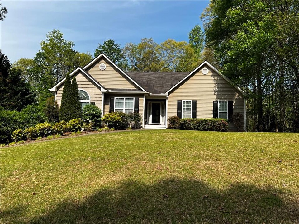 633 Forest Pine Dr in Ball Ground, GA - Foto de edificio
